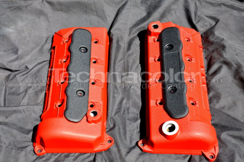 Ford valve covers coated in Wrinkle Red and Wrinkle Black